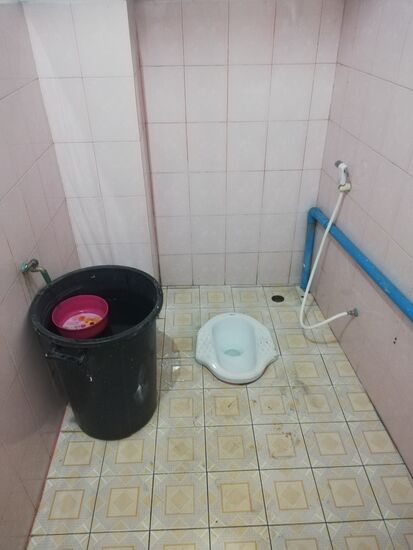 Off topic: Ein gewöhnliches Klo in Laos.