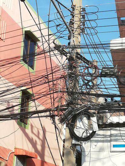 Exemplarisch für ganz Südostasien: Ein heilloses Telefonkabelchaos wie dieses trägt nicht gerade zur Verschönerung des Stadtbildes bei.
