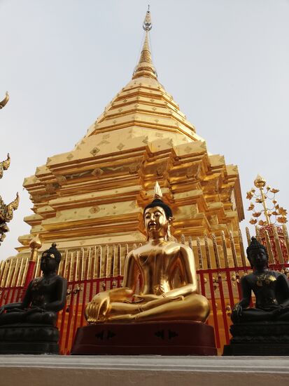 Der Tempel Doi Suthep thront hoch über Chiang Mai und glänzt über und über in Gold.