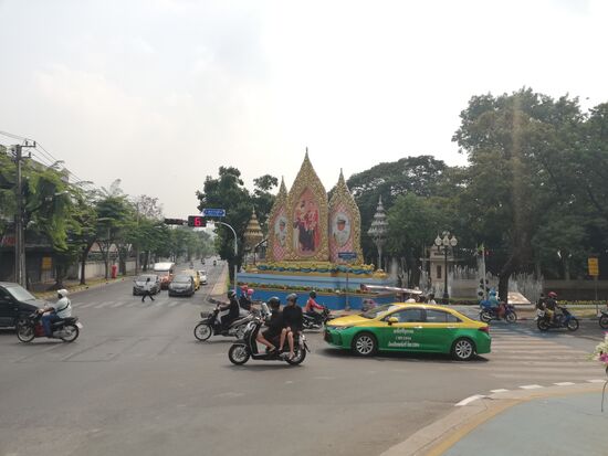 Solche Abbildungen des Königs stehen in Bangkok an jeder Ecke.