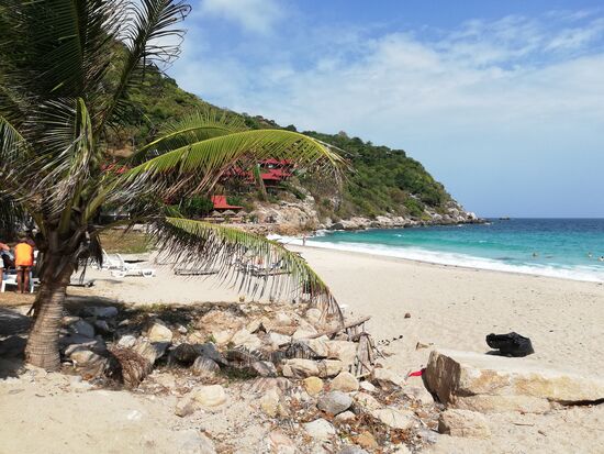 Zum Schwimmen und Schnorcheln eignen sich die vielen kleinen Buchten der Insel. Bei den Felsen im Hintergrund haben wir den Hai entdeckt.