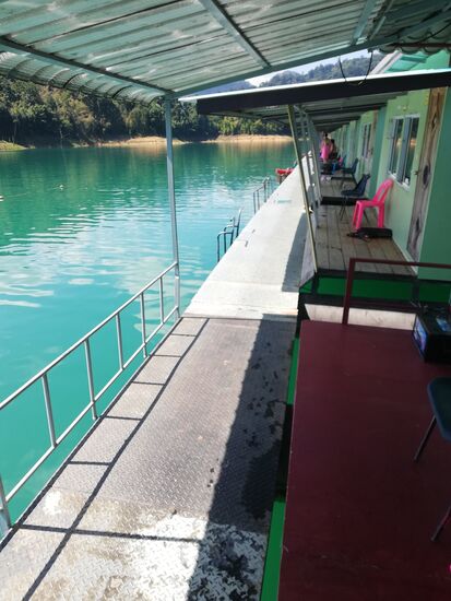 Wir haben eine Hütte AUF dem See, hahaaa!