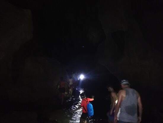 Durch eine stockfinstere Höhle