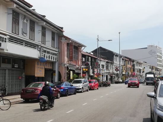 Eine typische Straße im Stadtzentrum von George Town