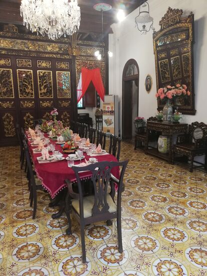 Das Haus eines chinesischen "Baba" (=Mafiosi?). Hier ist ganz viel Geld!