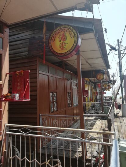 Anders in den sog. Jettys. Auf Stegen über dem Meer gebauten Holzhäusern.