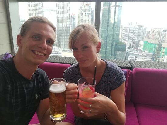 Und wir, mit Bierchen und Mocktail und Blick auf die Skyline von KL