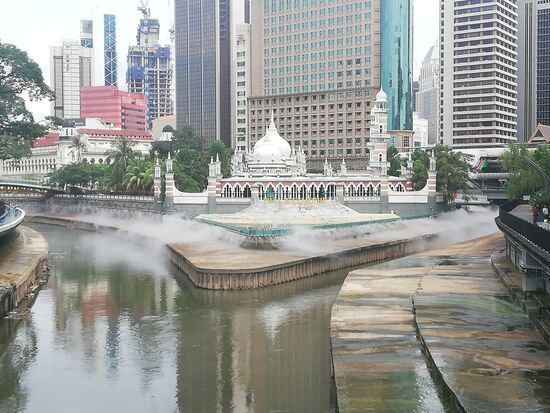 Zwischen den Hochhäusern sieht die Moschee fast aus wie eine Miniatur.