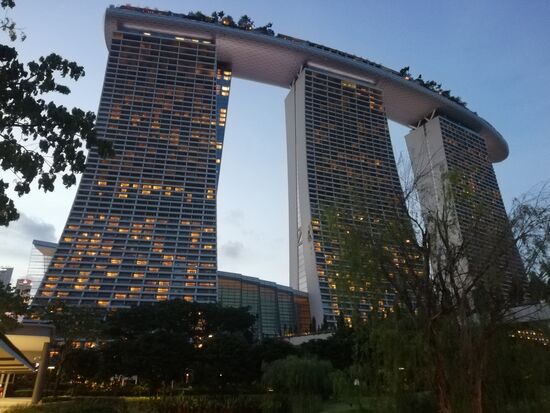 DIE Wahrzeichen von Singapur: Das Marina Bay Hotel...