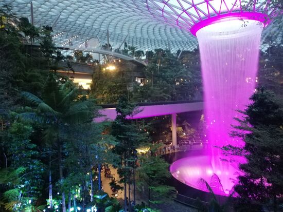 The Jewel: Ein Einkaufszentrum. Am Flughafen. Mit gigantischem künstlichem Wasserfall. Und mehrstöckigem Wald. Absolut irre!