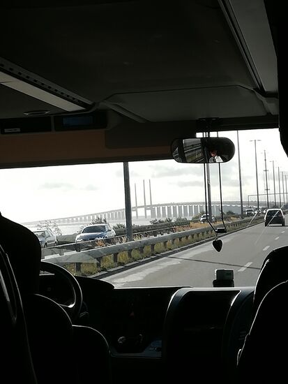 Sorga winkt und Martin sagt tschüss. Wer nicht weiß, worum es geht, hat eine Wissenslücken zu schließen.