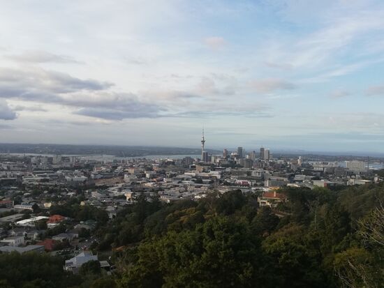 Auckland!! Mit Abstand die größte Stadt des Landes. Vom Mount Eden lässt sich das Stadtzentrum besonders gut überblicken.