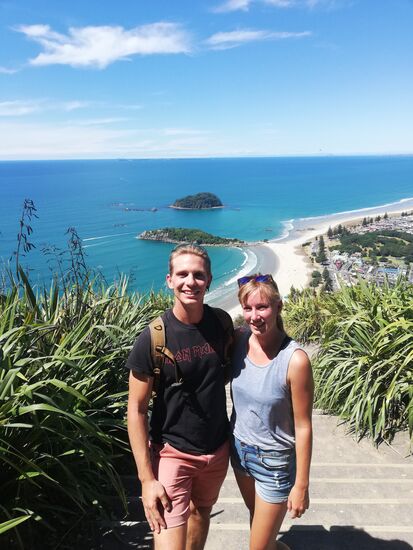 Im Hintergrund ist ganz schwach der rauchende Whakaari zu sehen.