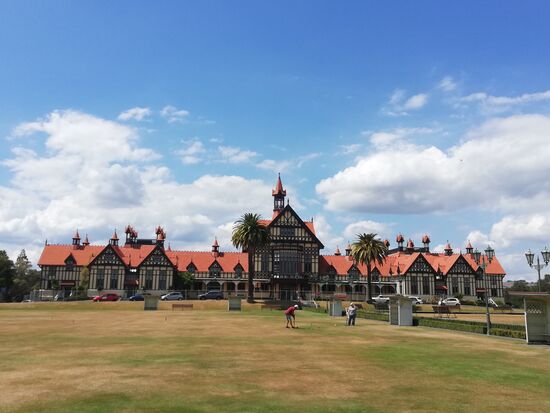 Das Rotorua Museum mit Cricket-Spielern, wie in der Alten Zeit.