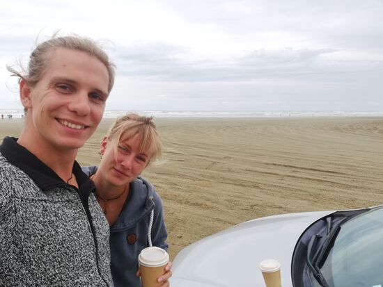 Weiter südlich ist der Strand besser besucht. Hier drehen wir eine kleine Runde auf dem harten Sand. Eine richtige Fahrt trauen wir uns dann aber doch nicht.