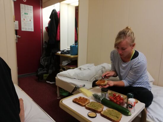 Unsere Kabine mit einem kleinen Snack vorm Zubettgehen