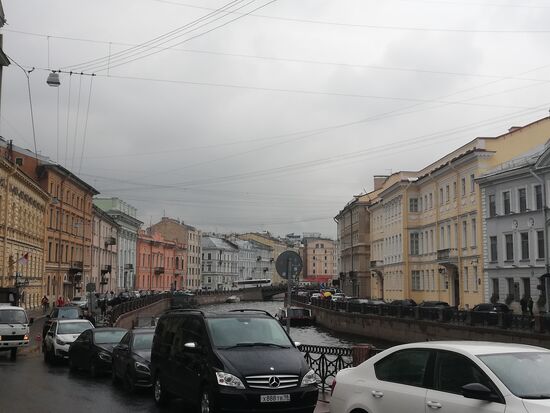Typische St.  Petersburger Straßenzeile. Mit Kanal und viergeschößigen Gebäuden.