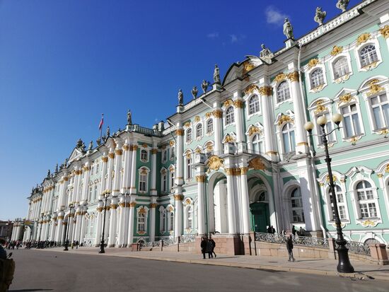 Der Winterpalast von außen...