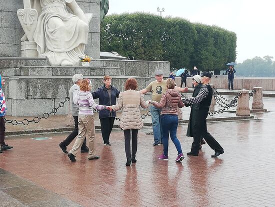 Tanzende Russen mitten in der Stadt.