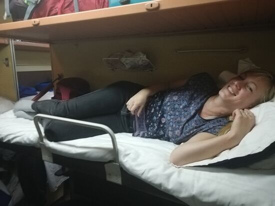 Die Kojen sind ziemlich kurz und recht schmal, aber besser als die ganze Nacht zu sitzen, ist es allemal.