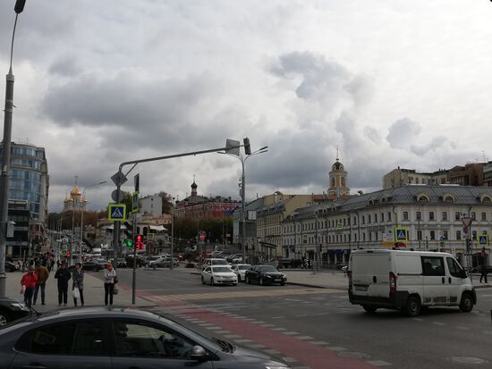Typische Straßenszene in Moskau. Der Stadtkern lässt die 12 Millionen Einwohner nicht vermuten.