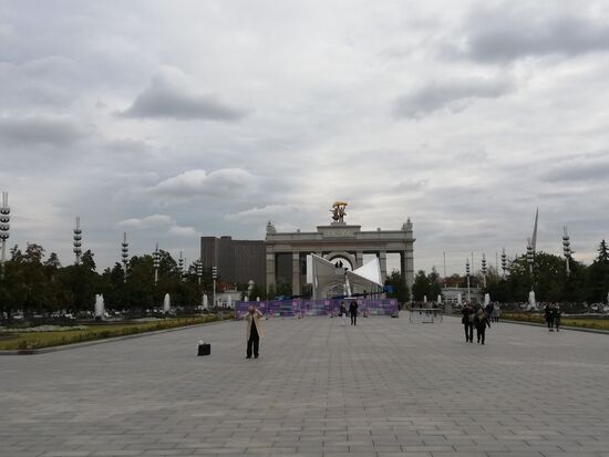 VDNKh - Vergnügungspark/ Naherholungszentrum/ Museumsmeile im sowjetischen Stil.