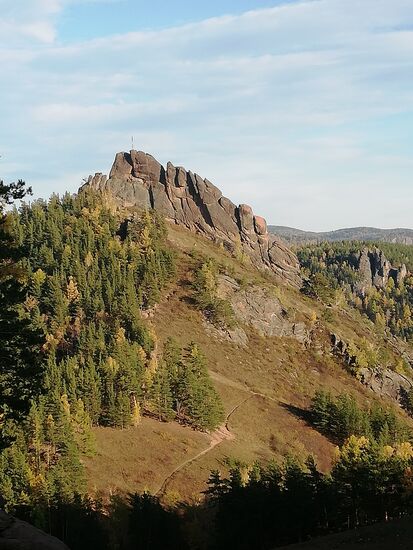 Der Felsen heißt Takmak. Er ist einer der vielen "stolby" in gleichnamigen Nationalpark.