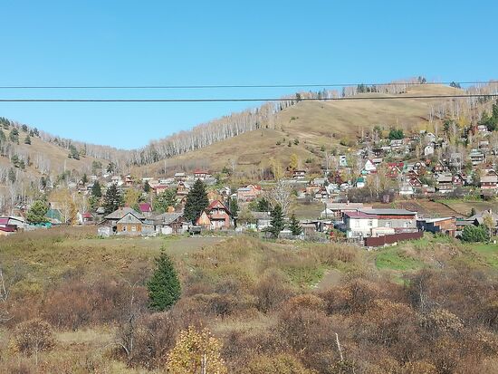 Auf der Fahrt von Krasnojarsk nach Irkutsk bot sich uns ein idyllisches Panorama mit kleinen Dörfchen ohne Autos.