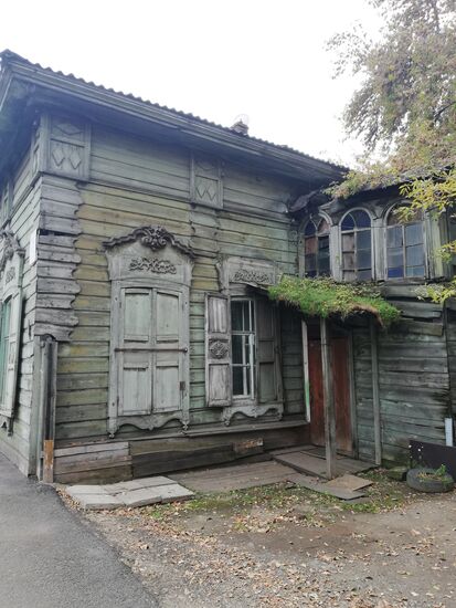 Doch die Holzhäuser machen den eigentlichen Charme der Stadt aus.