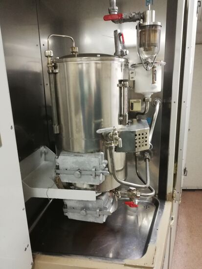 Wasserkocher wie dieser befinden sich in allen russischen Zügen für Tee oder Suppen.