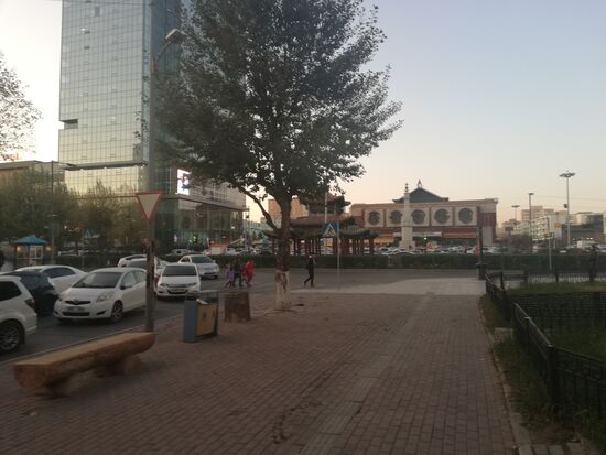 Ulaanbaatar: breite Straßen, viel Verkehr und Smog.