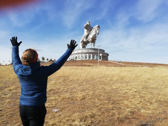Huldigt ihm alle, dem großen Dschingis Khan.