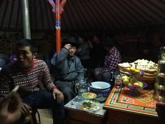 Jurteneinweihung. Und wir mitten drin. Hier wird gesoffen. Und zwar so richtig.