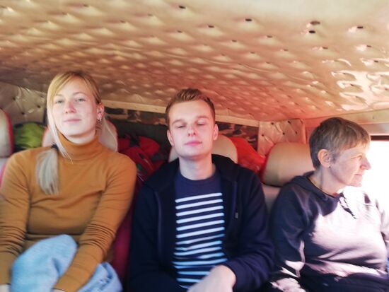 Unser Sowjetbulli: ohne Gurte aber dafür gepolst - muss reichen.