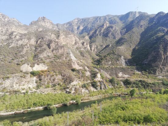 Auf dem Weg nach Peking. Die Landschaft ist deutlich grüner und vor allem spektakulärer als gedacht.