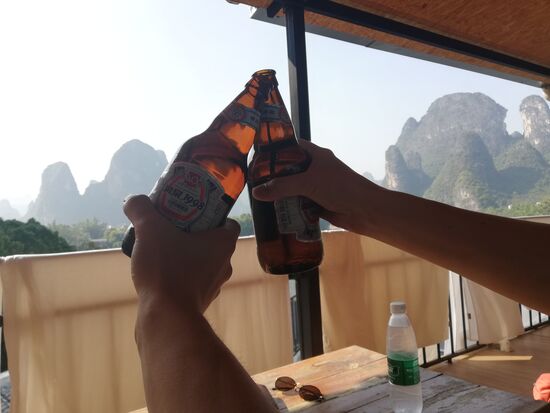 Prost! Der Dachbalkon lädt zum Müßiggang geradezu ein.