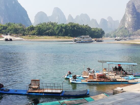 Diese "Bambusflöße" aus Plastikrohren schippern hier die Touristen zu Hunterten den Fluss hinauf und hinab.