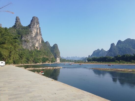 Fast da. Hinter dem Felsen liegt Xingping.