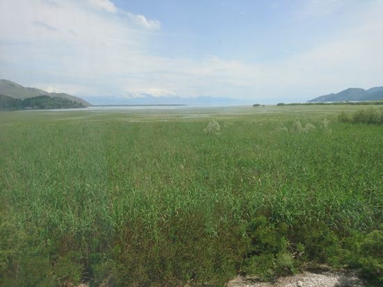 Ausblick aus dem Zug bei der Überquerung des Bahndamms über den Skudarisee.