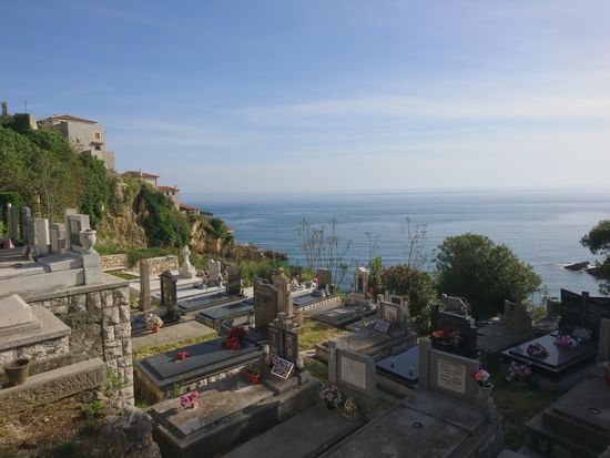 Der Friedhof von Ulcinj liegt direkt über dem Mehr in der Altstadt.