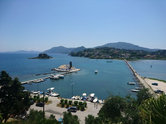 Kloster Vlacherna und rechts der Pier in dessen Mitte man den Adrenalinkick hat.