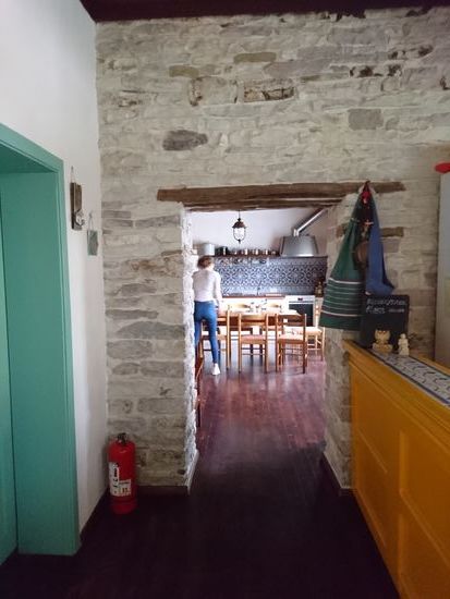 Die Rezeption und ein Blick in die Küche mit Frühstücksraum