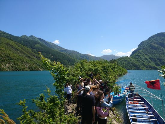 Zwischenstopp auf der "Insel des Friedens" im Komani-See