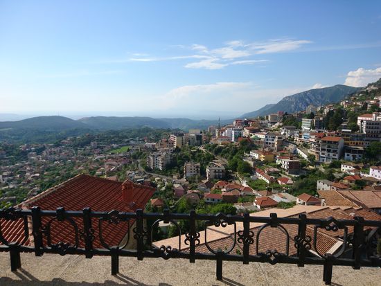 Ausblick vom Skanderbeg-Museum über Kruje hinweg zur Adria