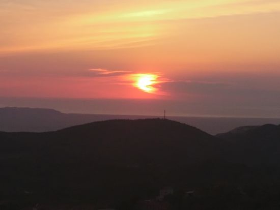 Sonnenuntergang über der Adria, von der Burg aus gesehen. Quer über die Bildmitte ist das Meer zu erkenn
