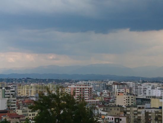 Ein Gewitter braut sich aus den Bergen kommend über Durres zusammen