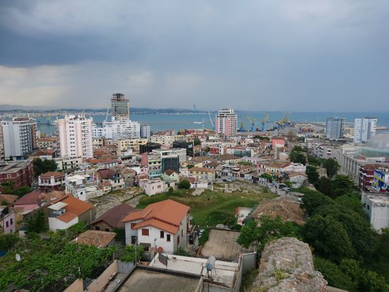 Blick über Durres zum Meer