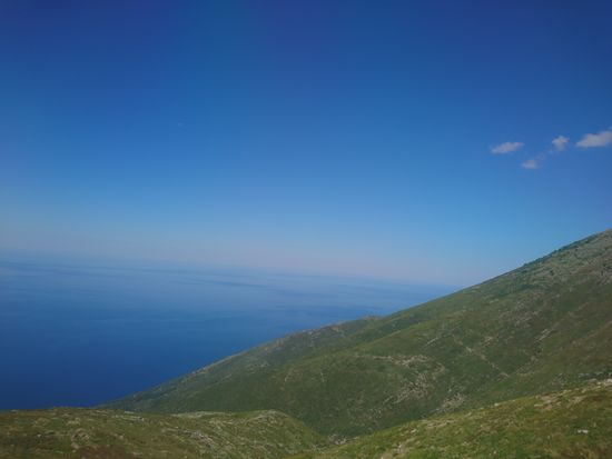 atemberaubender Tiefblick von der Passstraße auf das Meer