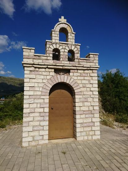 Ein kleines, jedoch leider geschlossenes Kapellchen am Aussichtspunkt