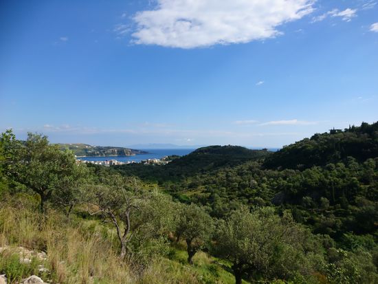 Und nochmals ein herrlicher Blick auf Himare und die Bucht. Ganz verschwommen am Horizont ist bereits die Insel Korfu zu erkennen